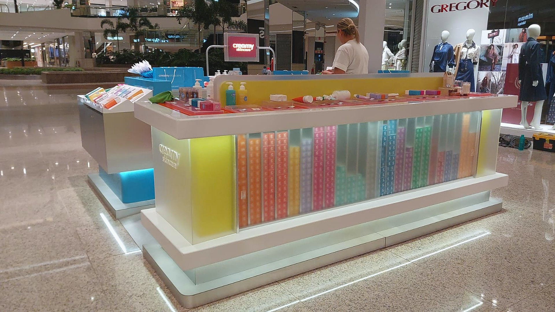 Quiosque pronto em corredor de shopping, produzido pela COLA